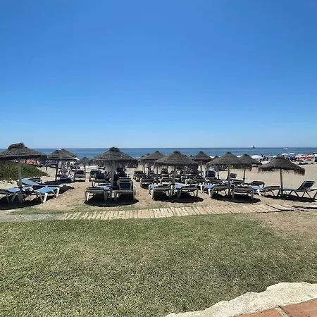 Golden Hour Beachfront 公寓